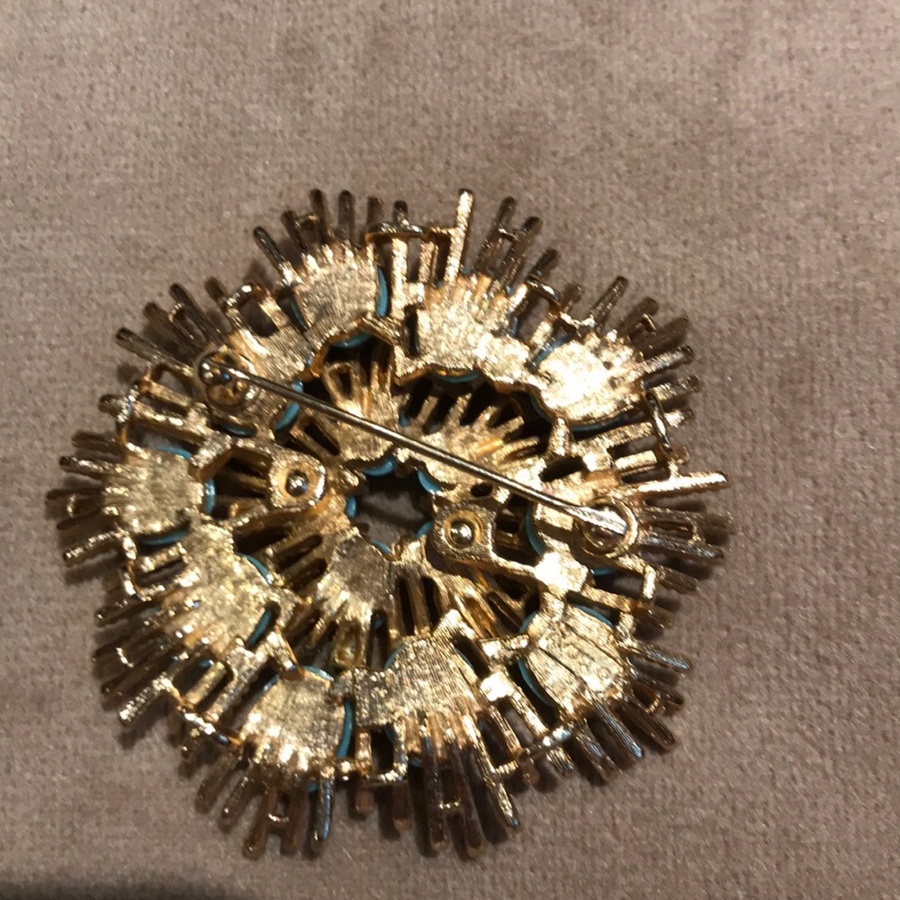 Beautiful brooch - Picture 2 of 2